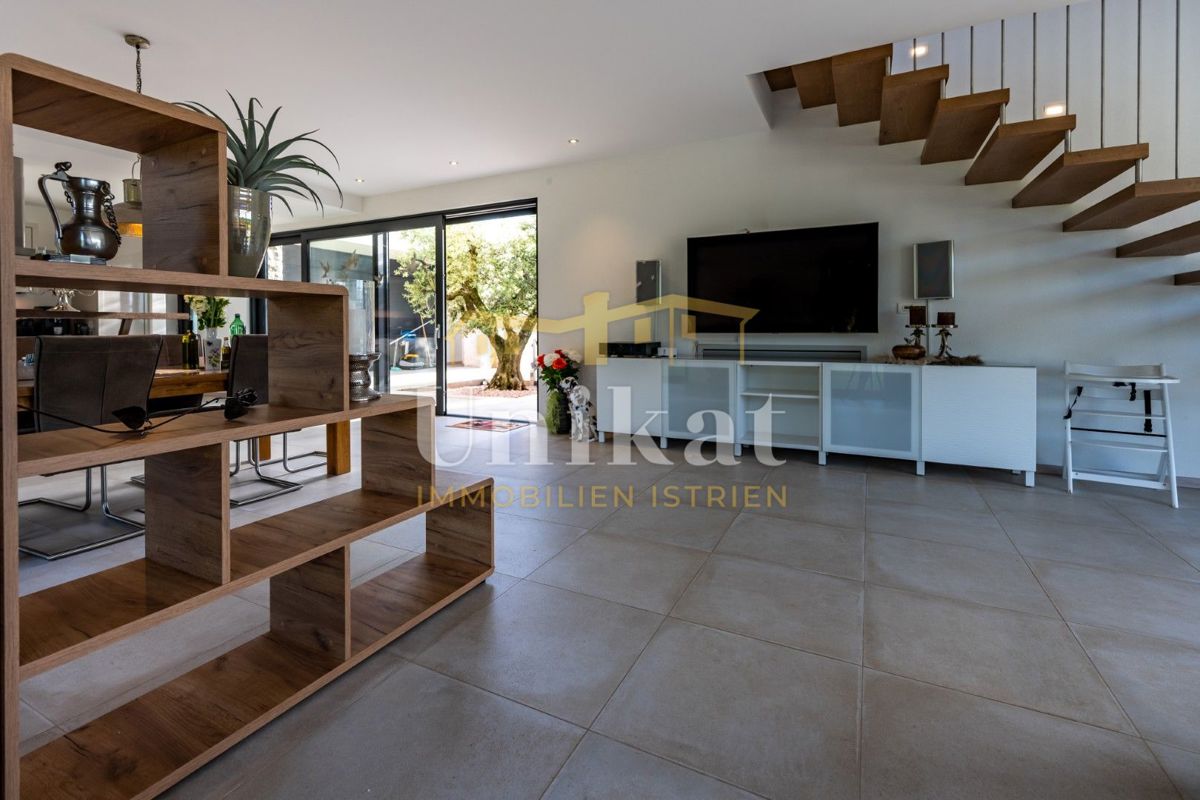 Luksuzna hiša z garažo v kleti - 3 km do morja